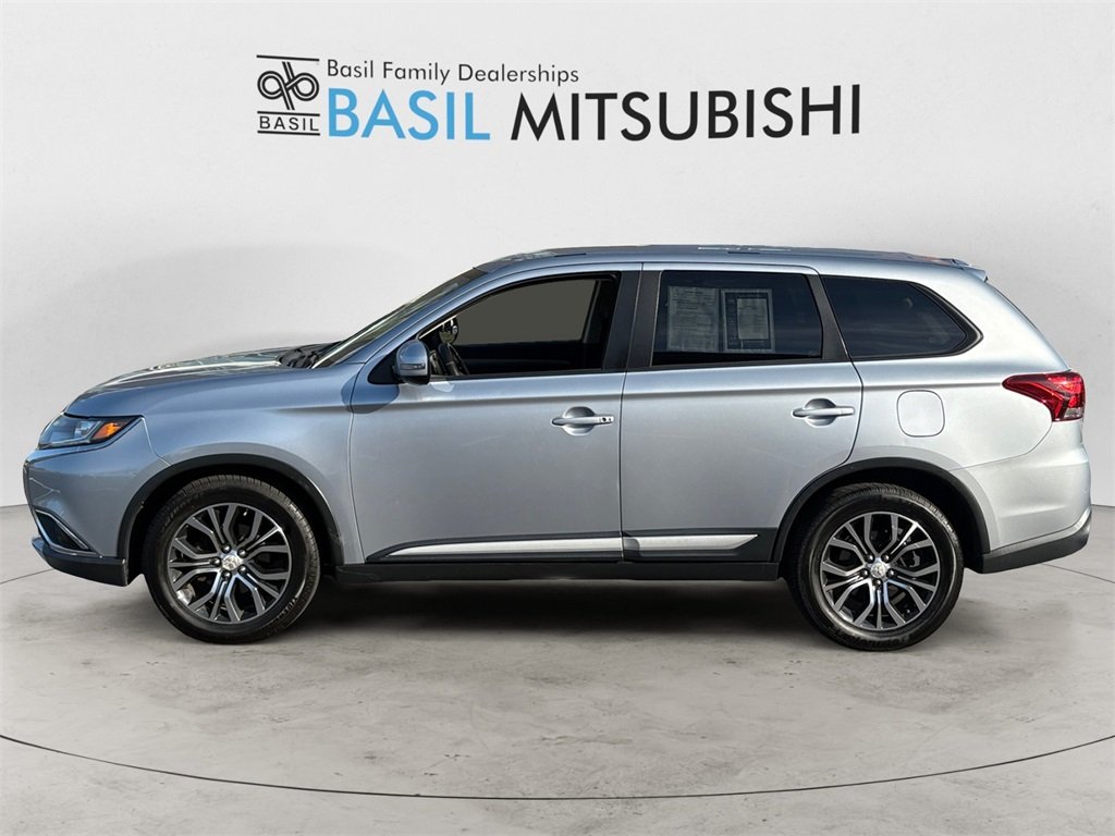 2016 Mitsubishi Outlander SE photo 2