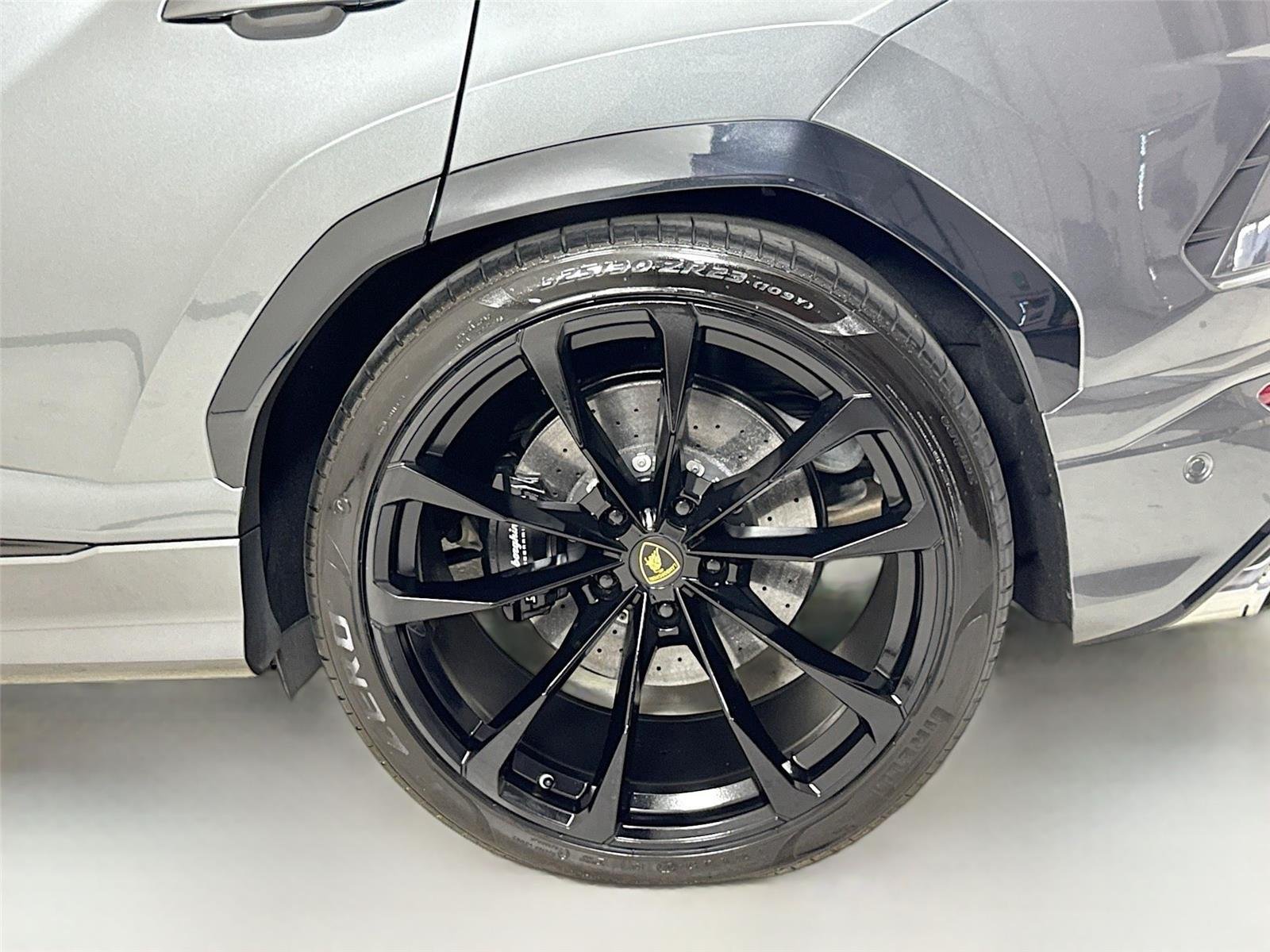 2019 Lamborghini Urus Base photo 40