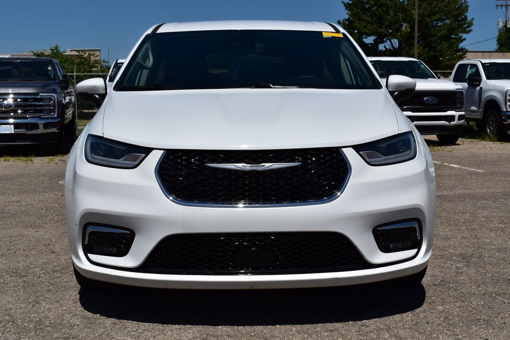 2023 Chrysler Pacifica Touring L photo 2