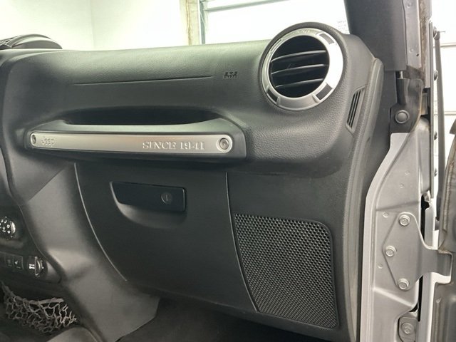 2015 Jeep Wrangler Unlimited Sahara photo 10
