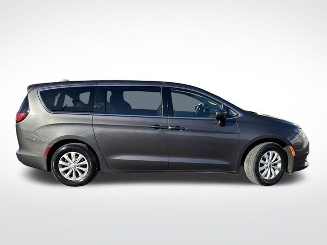 2017 Chrysler Pacifica Touring photo 2
