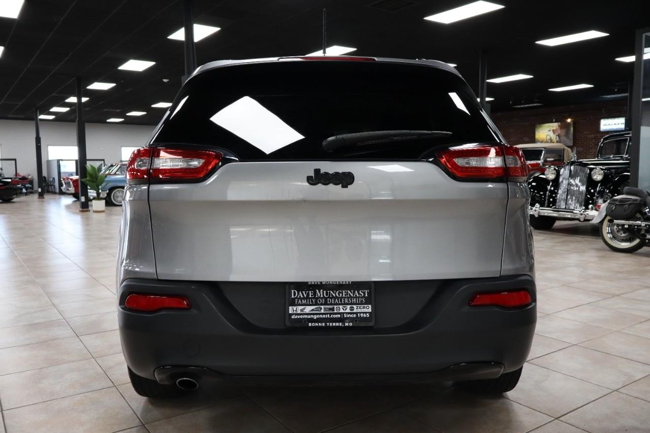 2017 Jeep Cherokee Sport photo 3
