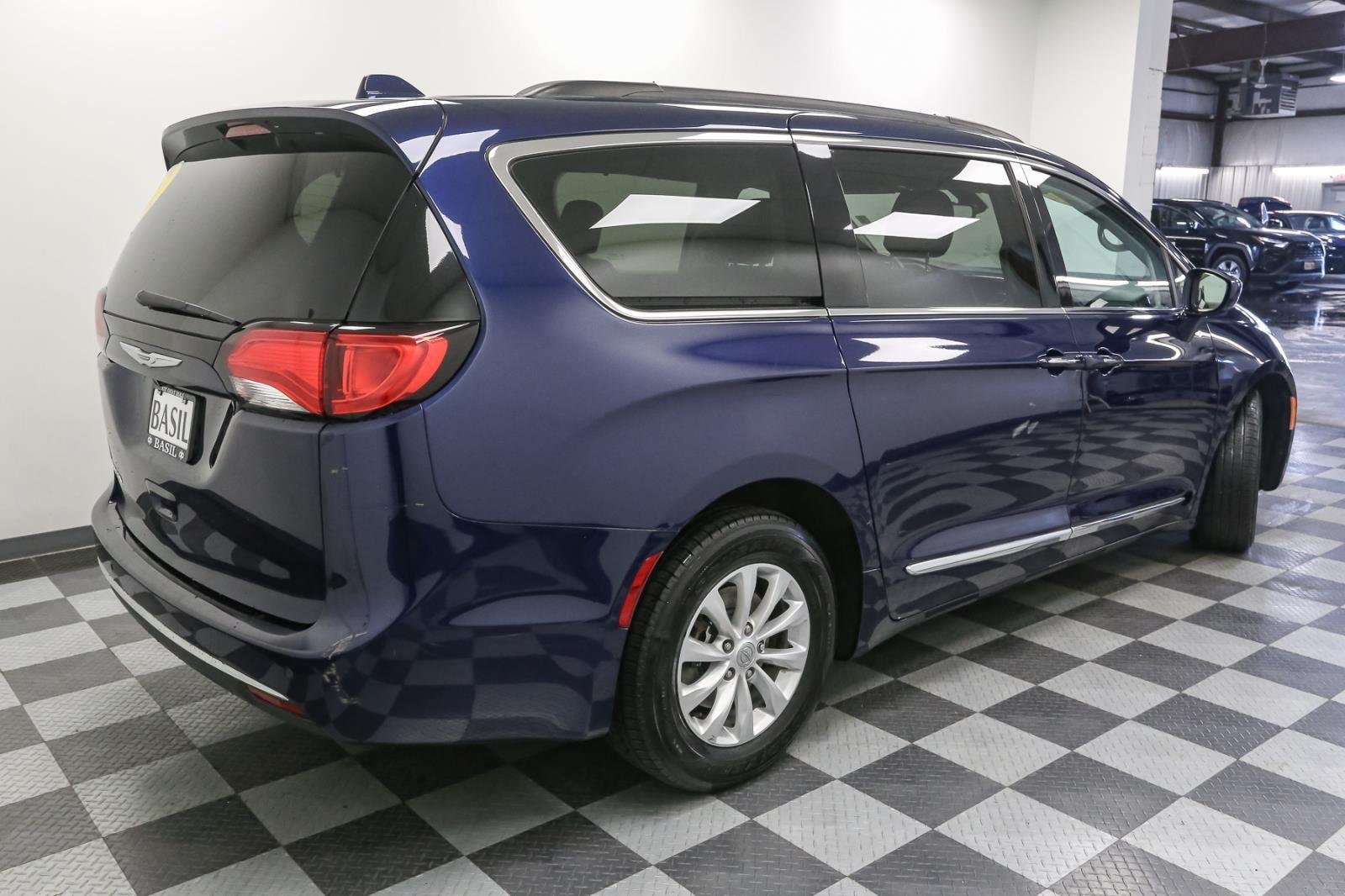 2017 Chrysler Pacifica Touring L photo 8