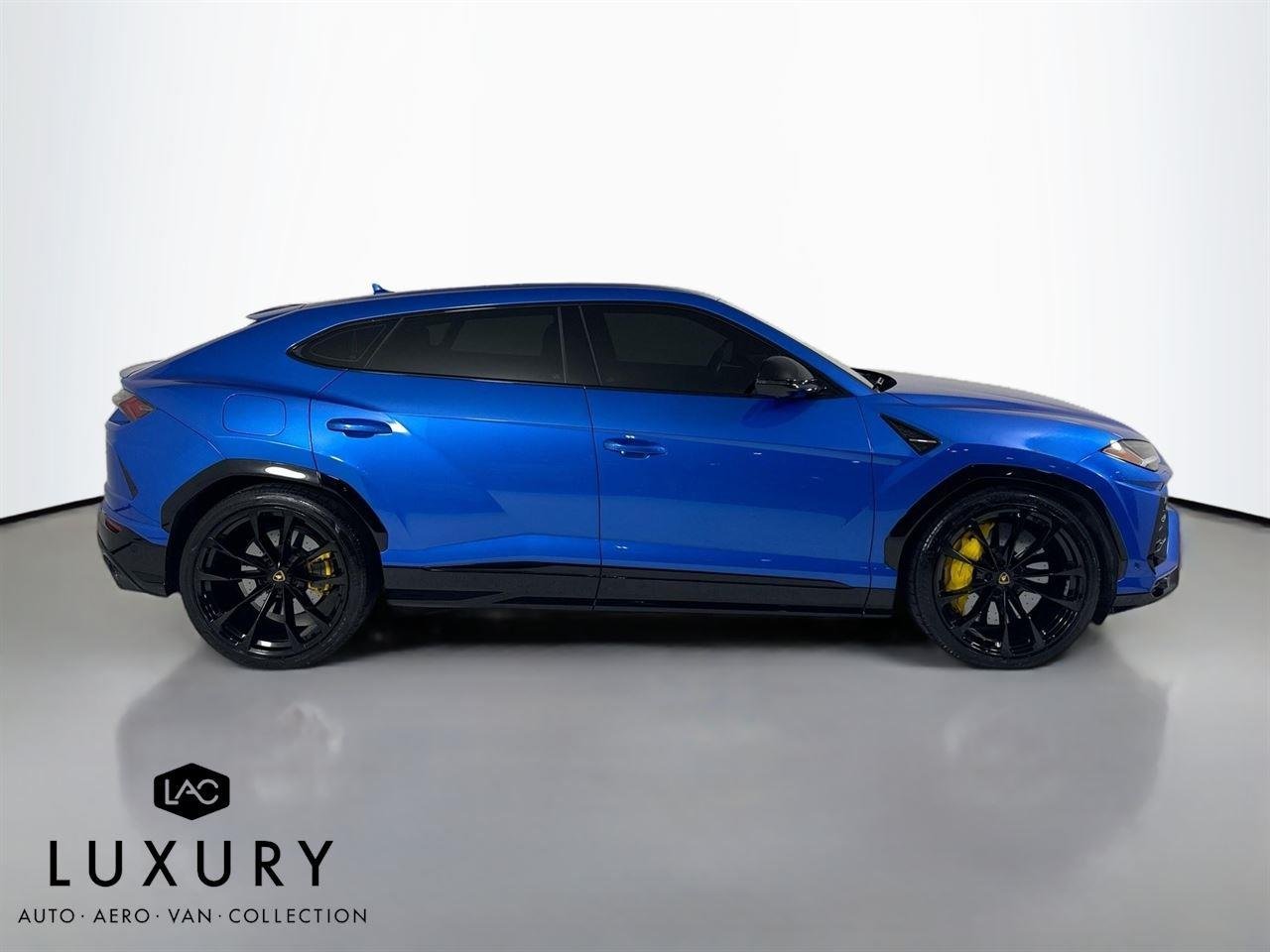 2022 Lamborghini Urus photo 3