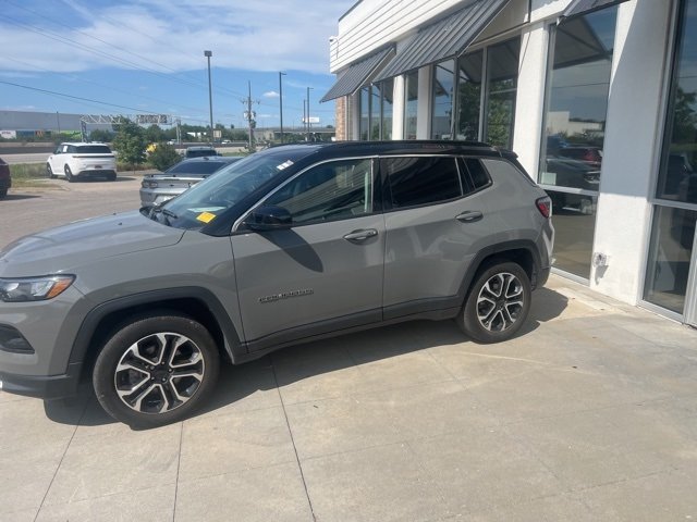 2022 Jeep Compass Limited photo 2