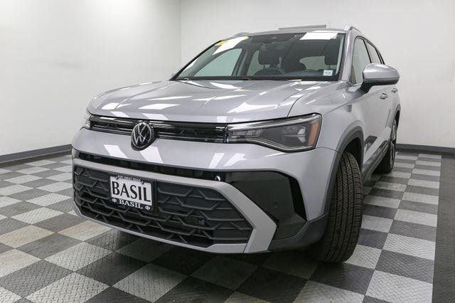 2025 Volkswagen Taos SE photo 4