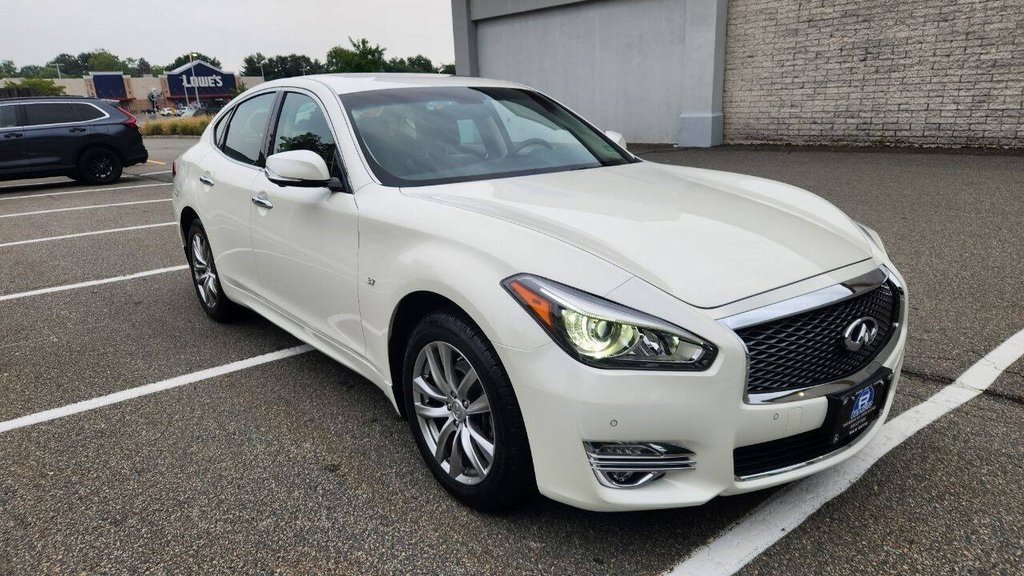 2019 Infiniti Q70 photo 3