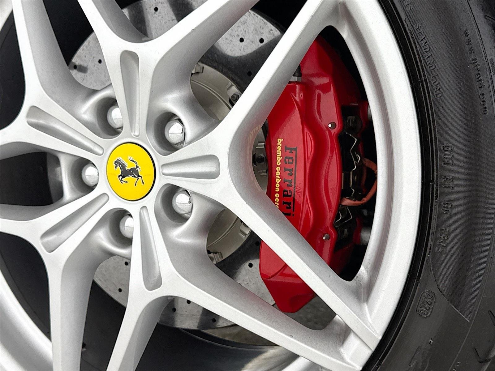 2018 Ferrari California T photo 37