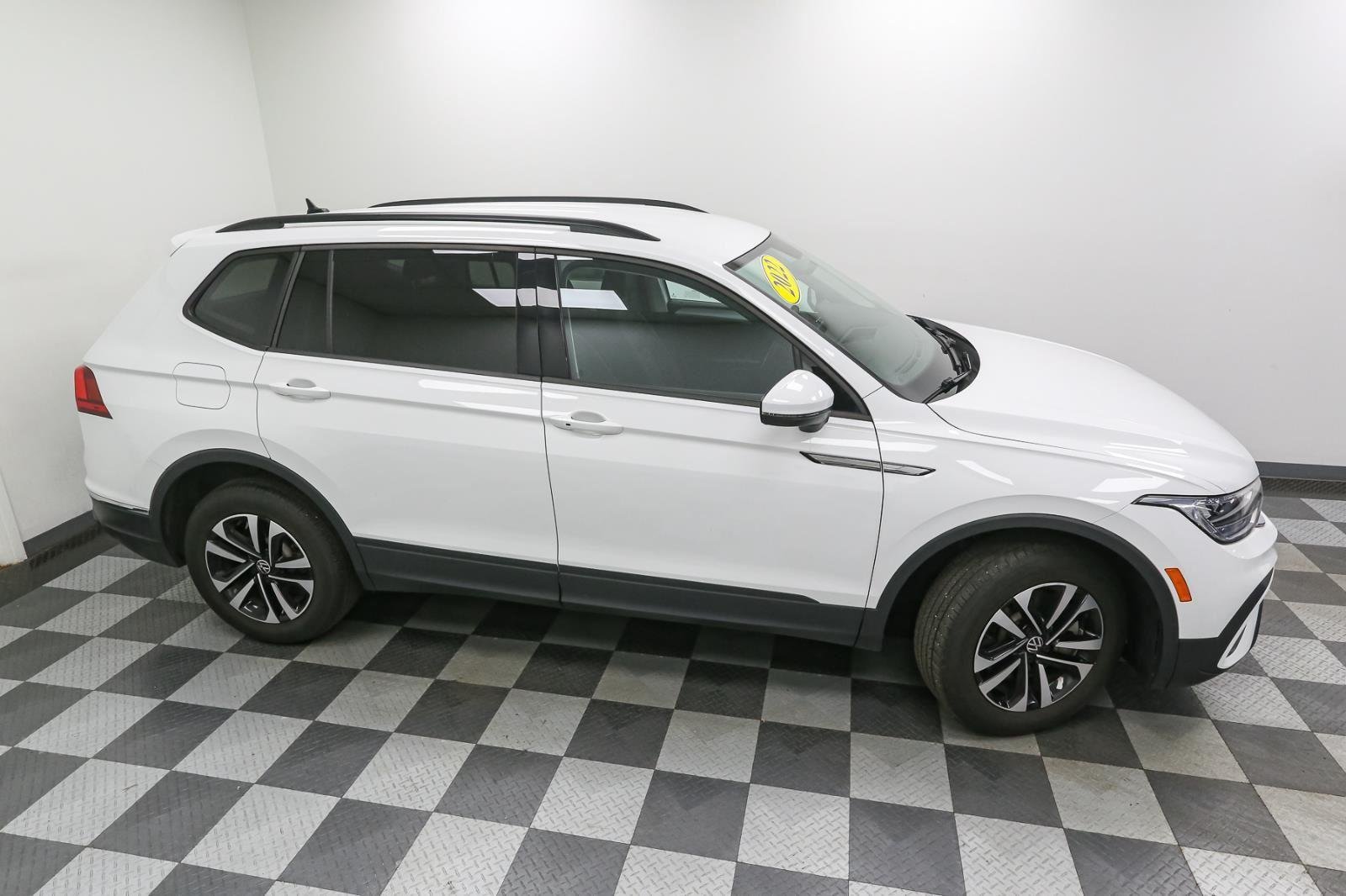 2022 Volkswagen Tiguan S photo 2