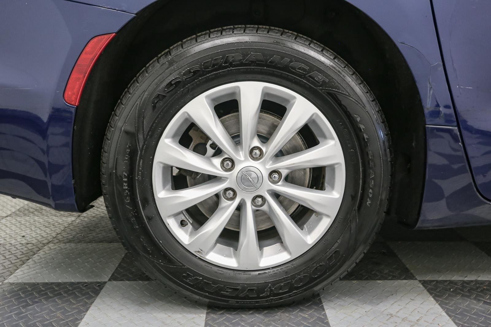 2017 Chrysler Pacifica Touring L photo 12