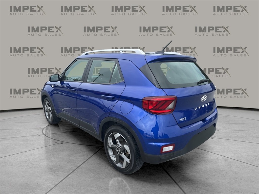 2024 Hyundai Venue SEL photo 3
