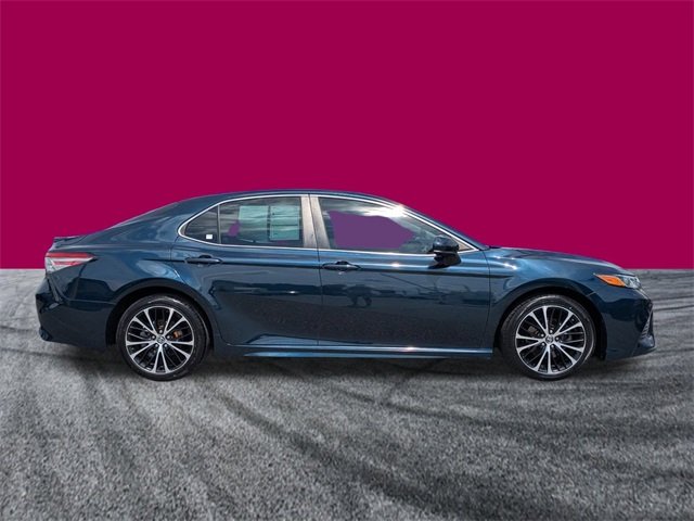 2019 Toyota Camry SE photo 3