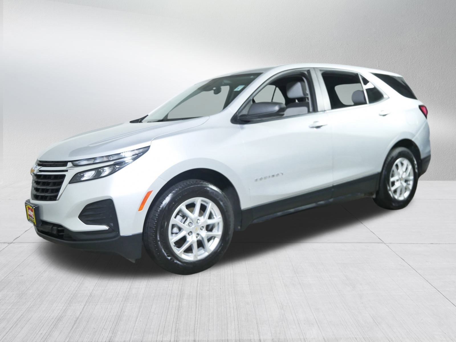 2022 Chevrolet Equinox LS photo 3