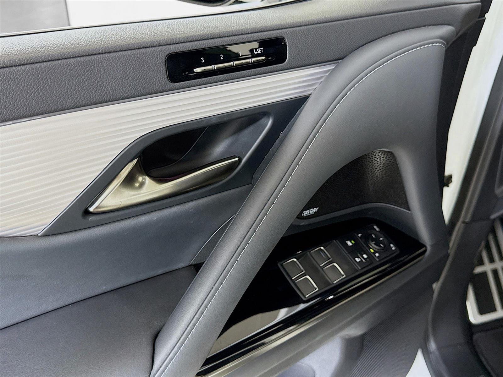 2023 Lexus LX 600 F SPORT photo 11