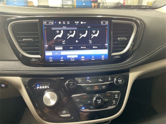 2022 Chrysler Pacifica Touring L photo 19