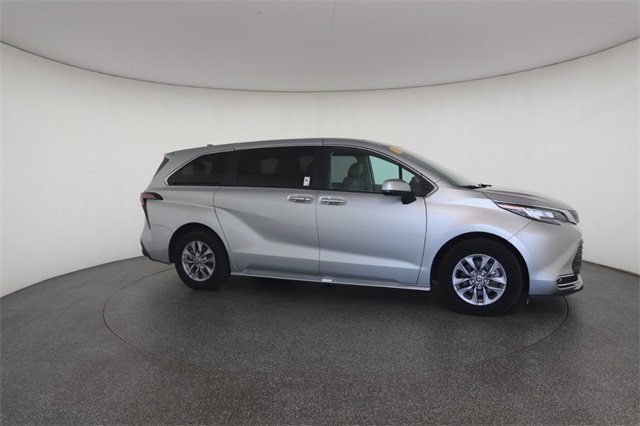 2023 Toyota Sienna XLE photo 25