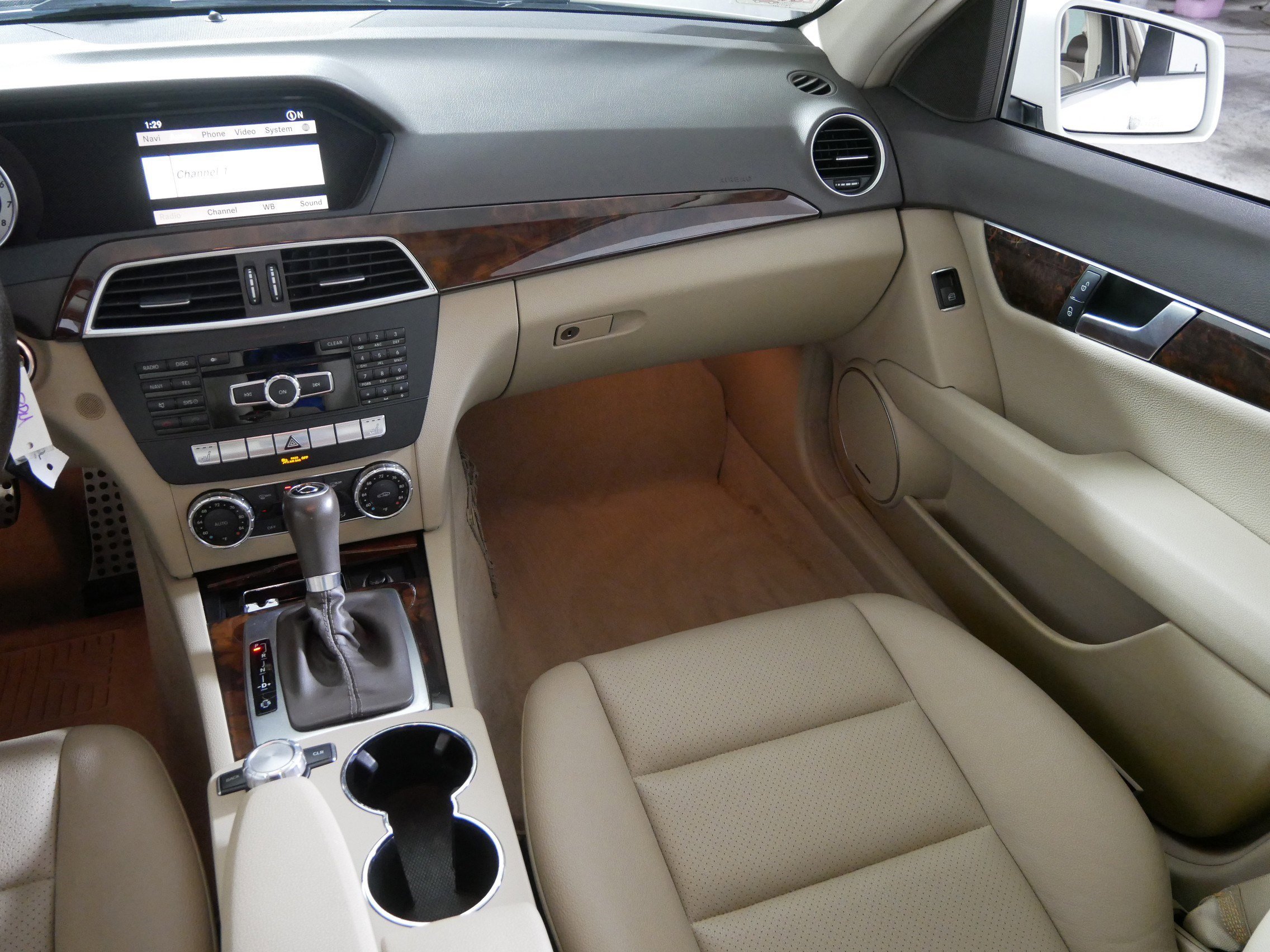 2012 Mercedes Benz C 300 Luxury photo 11
