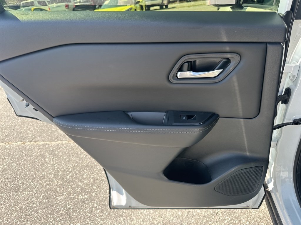 2024 Nissan Rogue SV photo 25