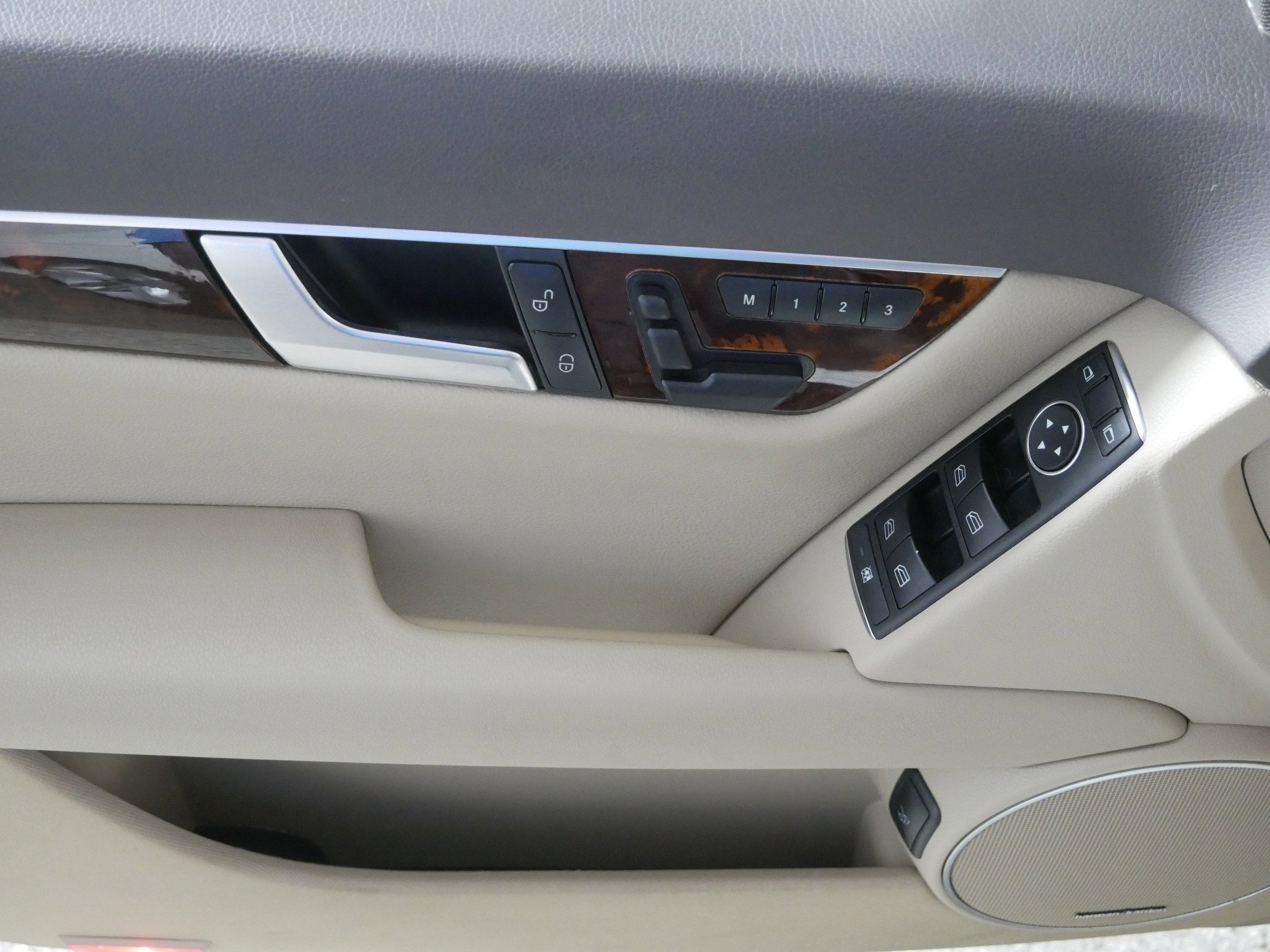 2012 Mercedes Benz C 300 Luxury photo 15