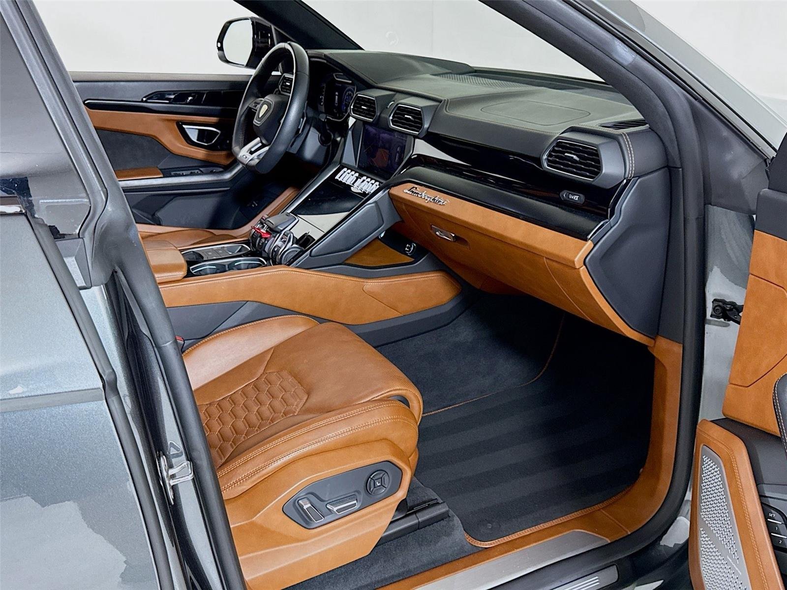 2019 Lamborghini Urus Base photo 31