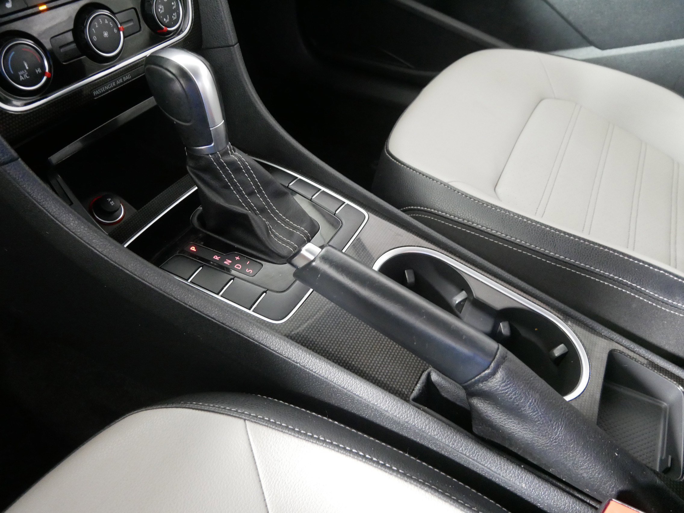 2015 Volkswagen Passat SE photo 21