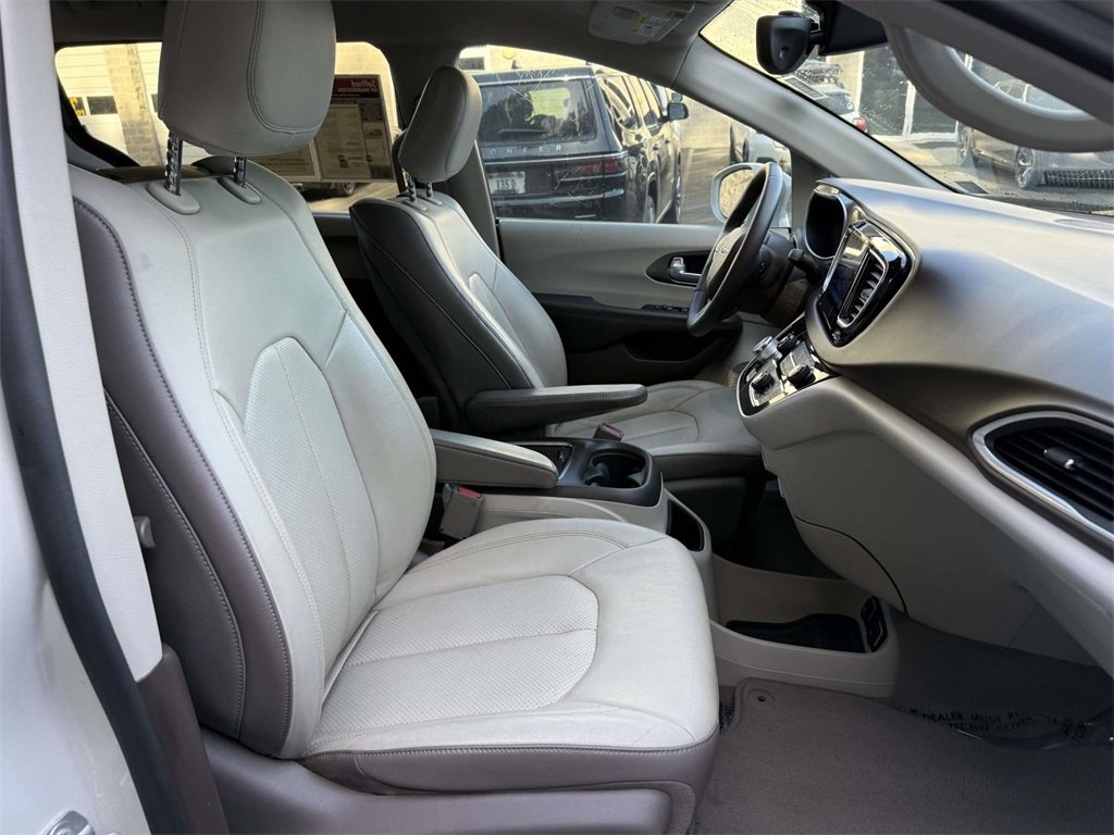 2017 Chrysler Pacifica Touring Plus photo 13