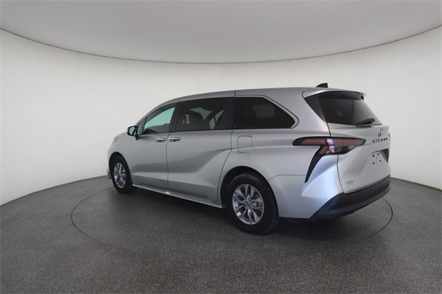 2023 Toyota Sienna XLE photo 11