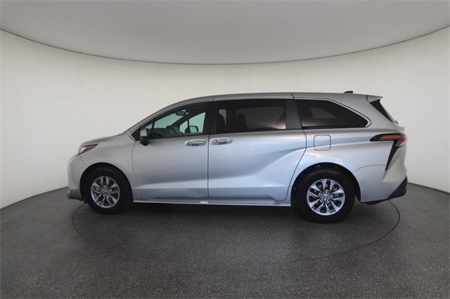 2023 Toyota Sienna XLE photo 8