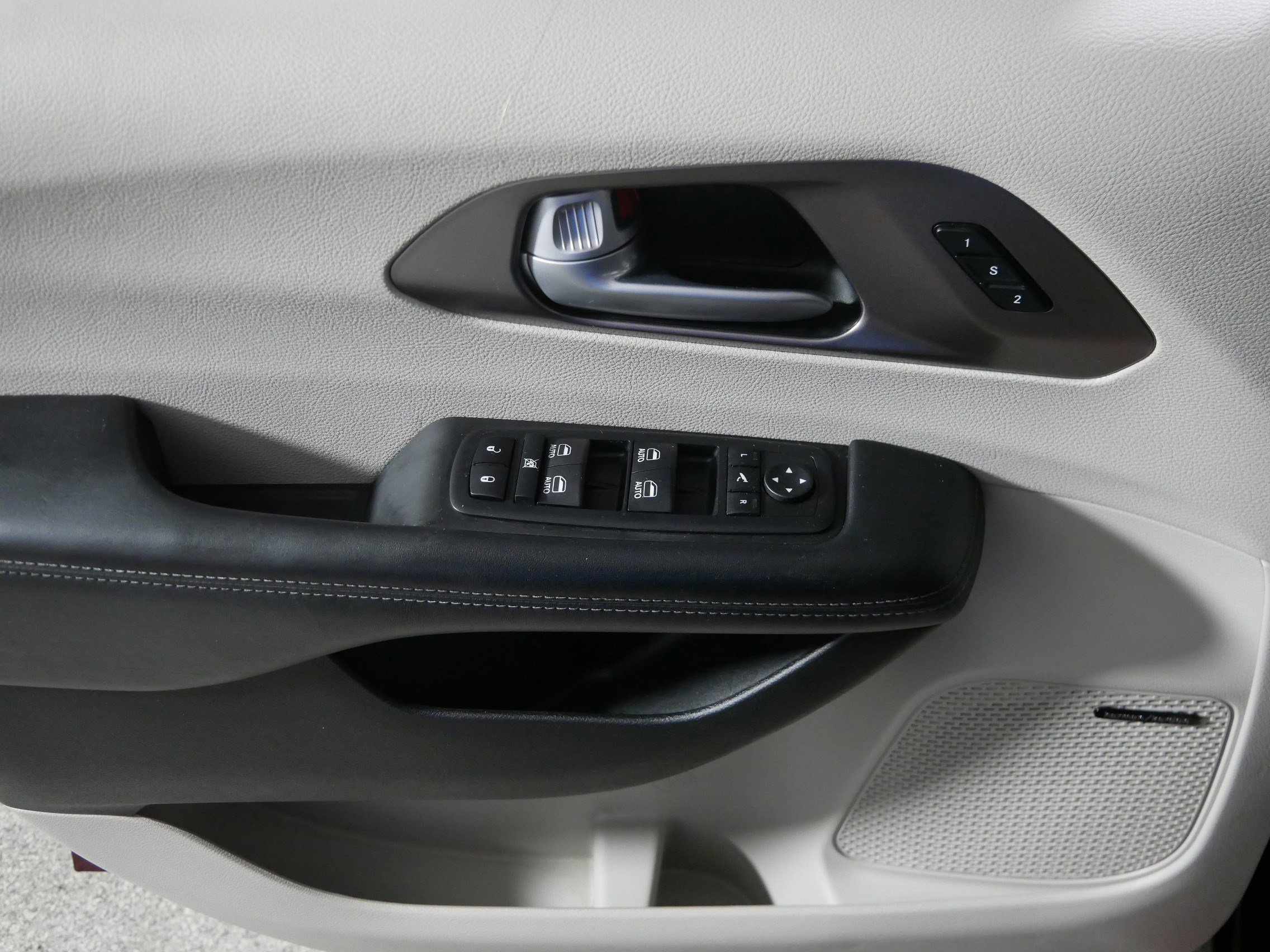 2018 Chrysler Pacifica Limited photo 19