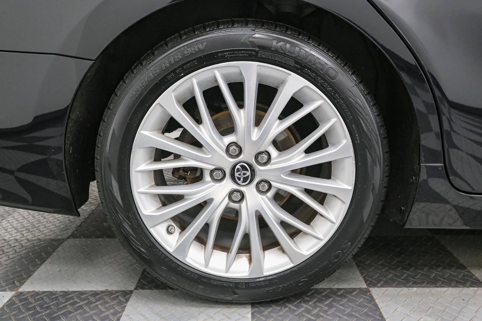 2018 Toyota Camry XLE photo 12