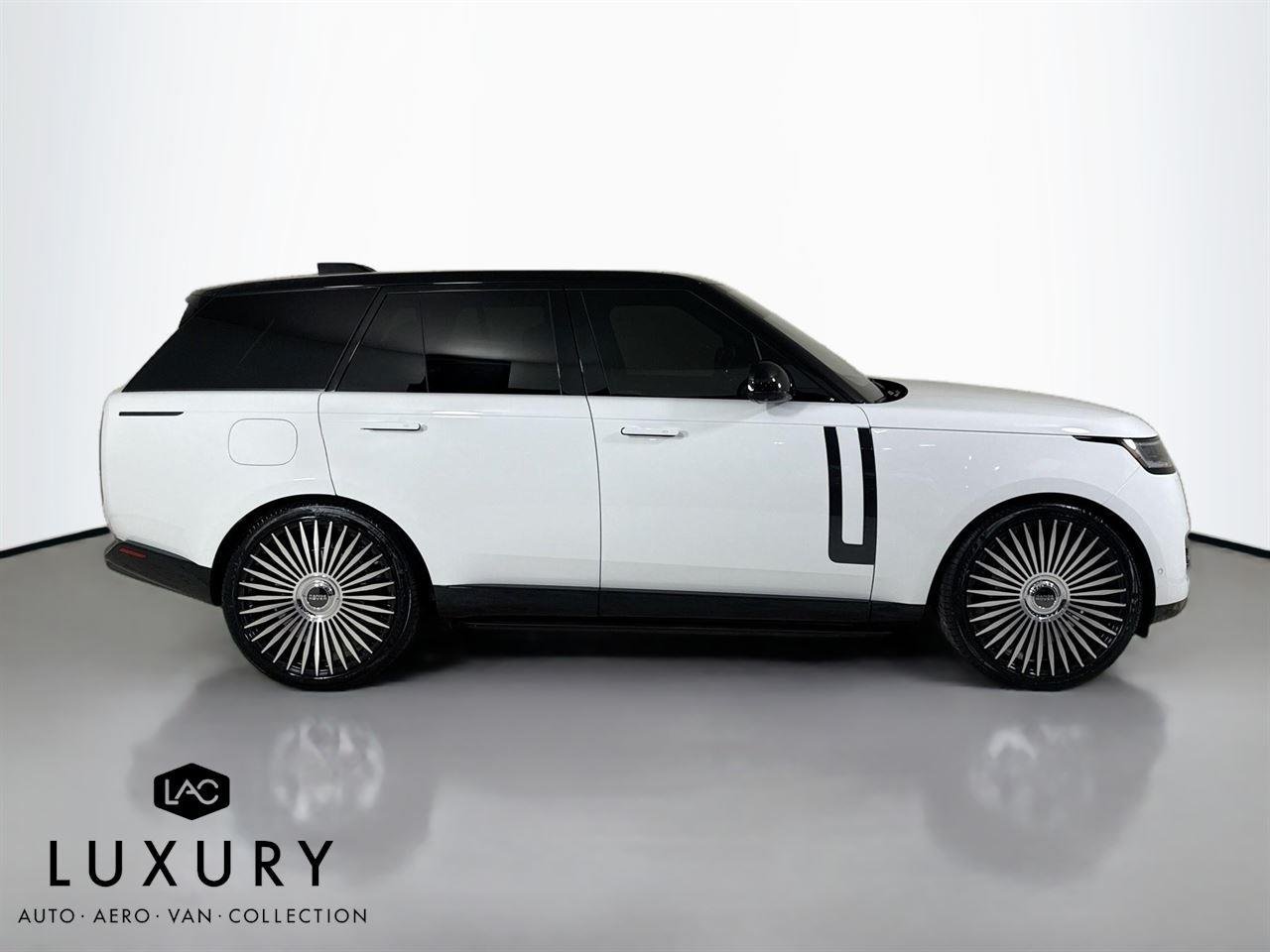 2023 Land Rover Range Rover SE photo 3