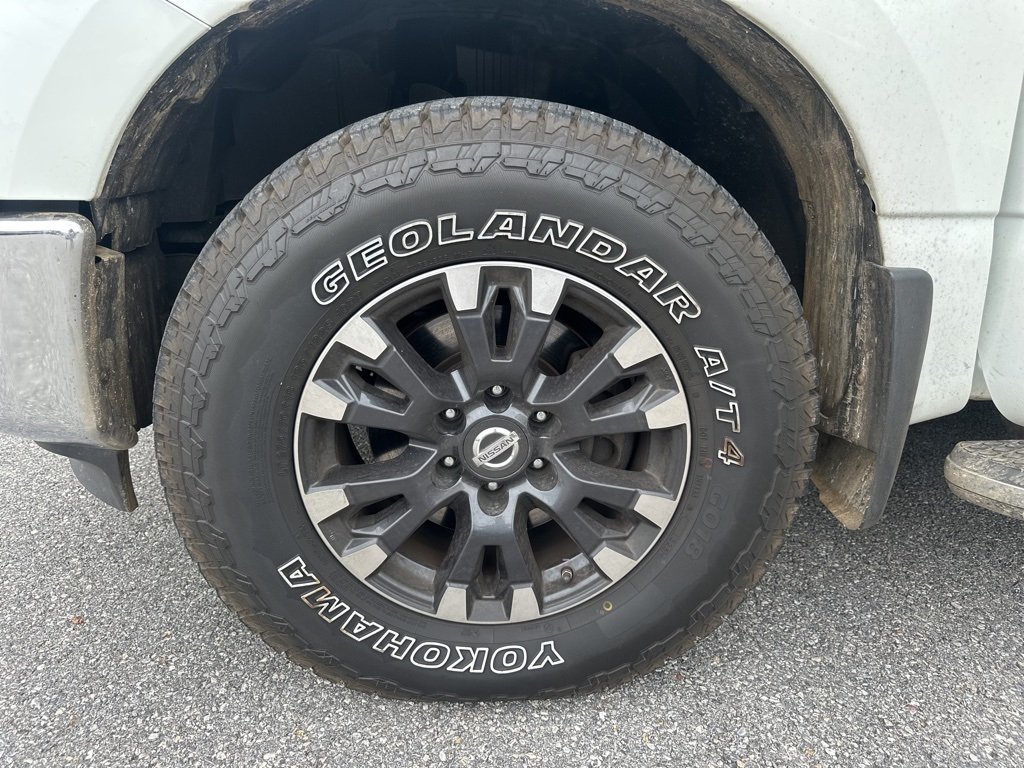 2017 Nissan Titan SL photo 11