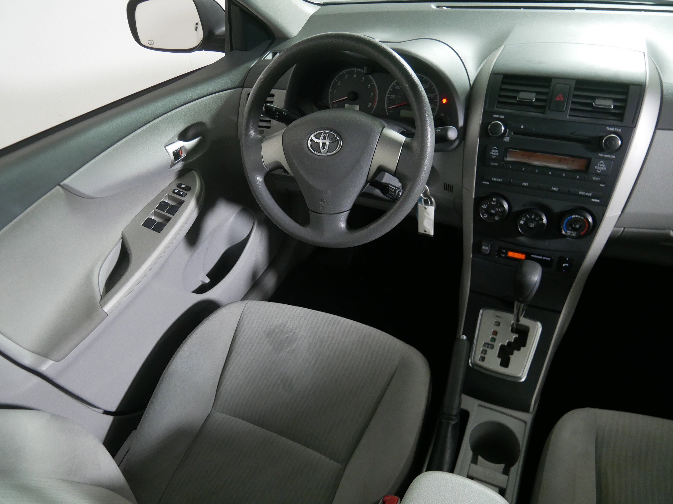 2010 Toyota Corolla LE photo 8