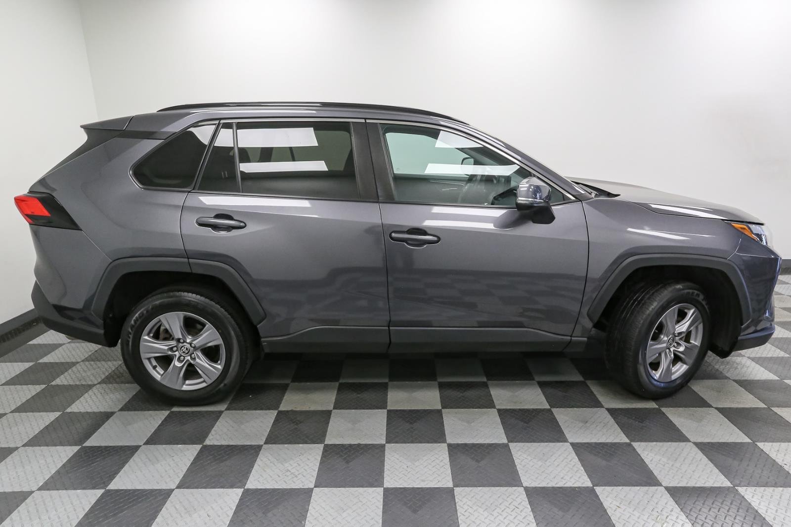 2022 Toyota RAV4 XLE photo 7