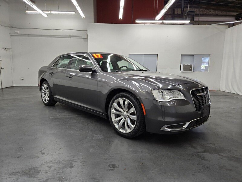 2017 Chrysler 300 Limited photo 3