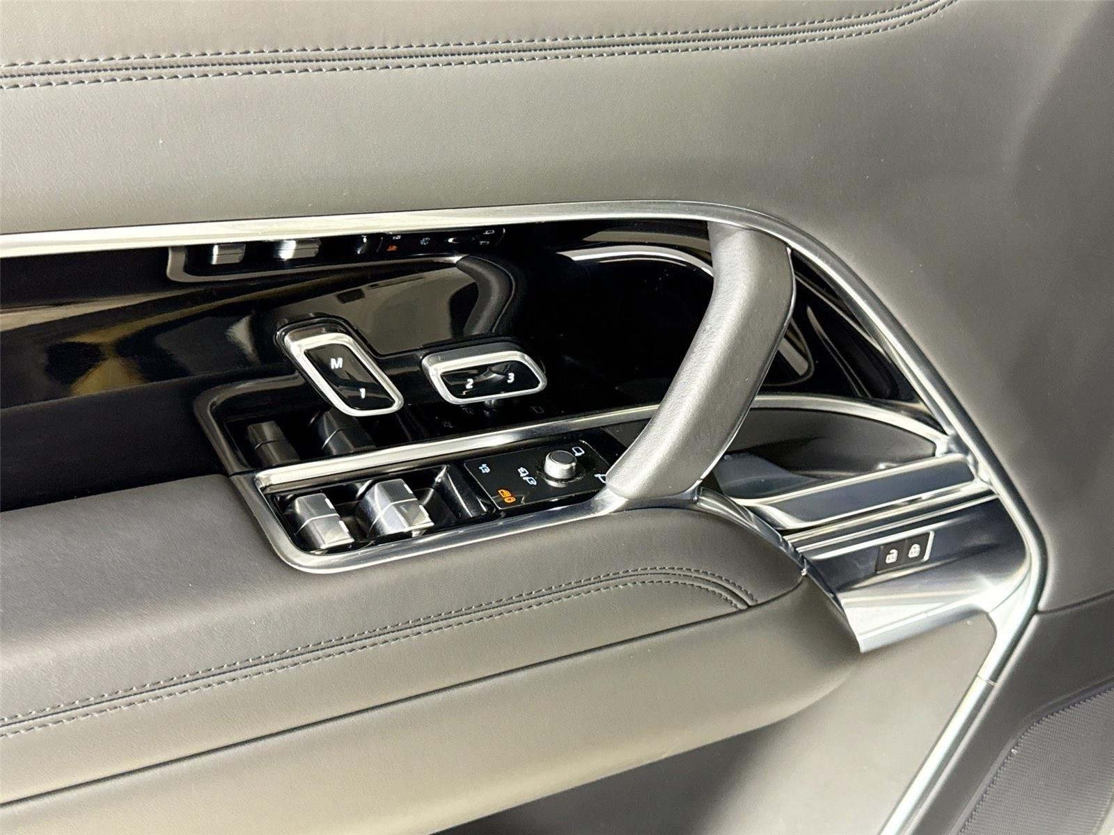 2023 Land Rover Range Rover SE photo 12