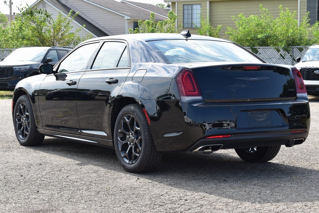 2023 Chrysler 300 Touring L photo 3