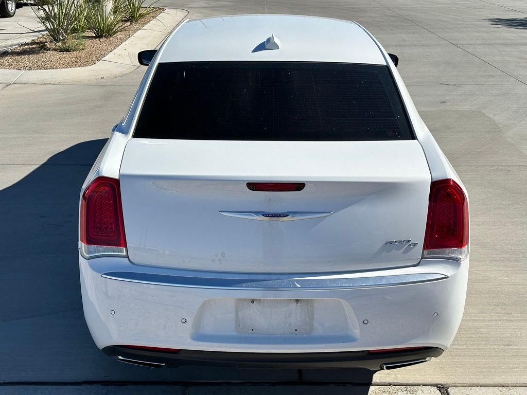 2018 Chrysler 300 C photo 3