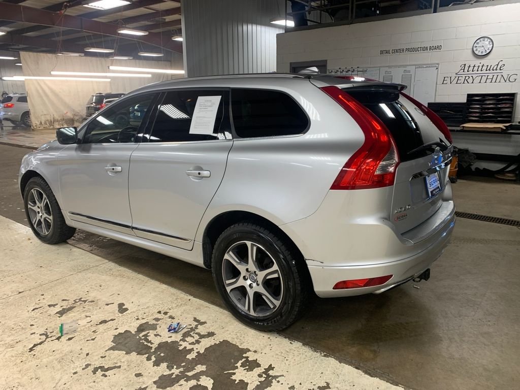 2014 Volvo XC60 T6 R-Design photo 3