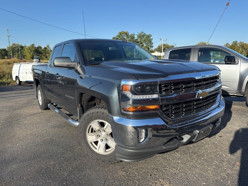 2017 Chevrolet Silverado 1500 LT photo 2