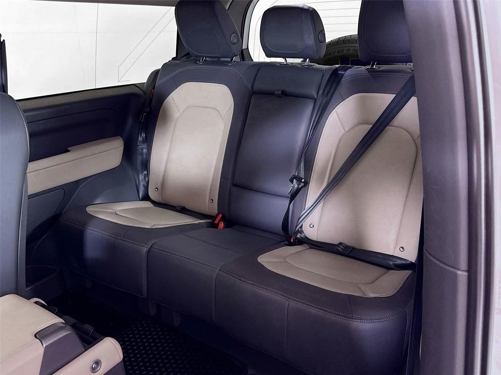 2024 Land Rover Defender X-Dynamic SE photo 16