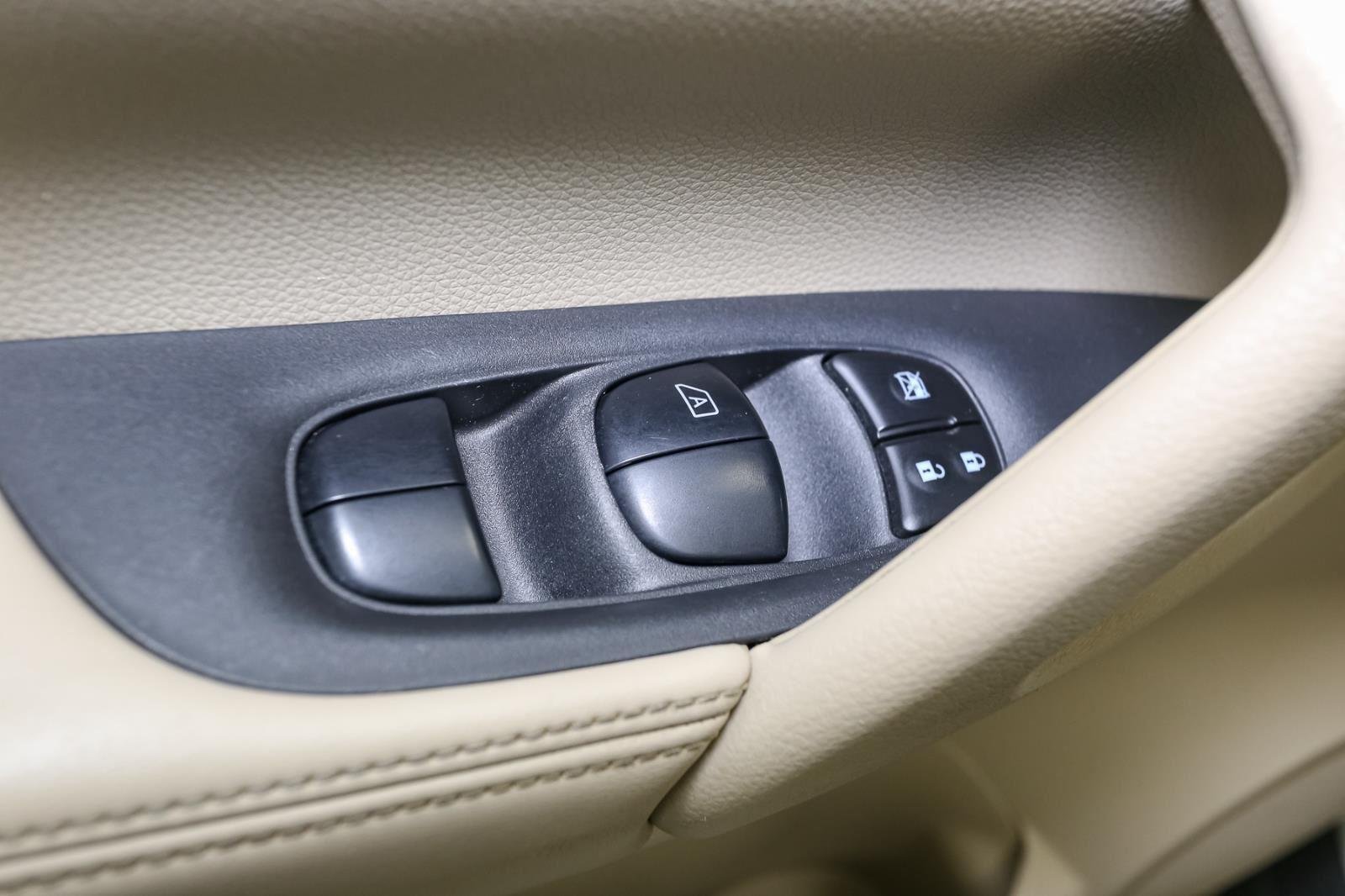 2019 Nissan Rogue SV photo 38