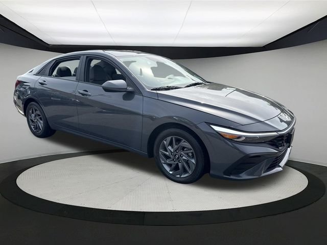 2024 Hyundai Elantra SEL photo 2