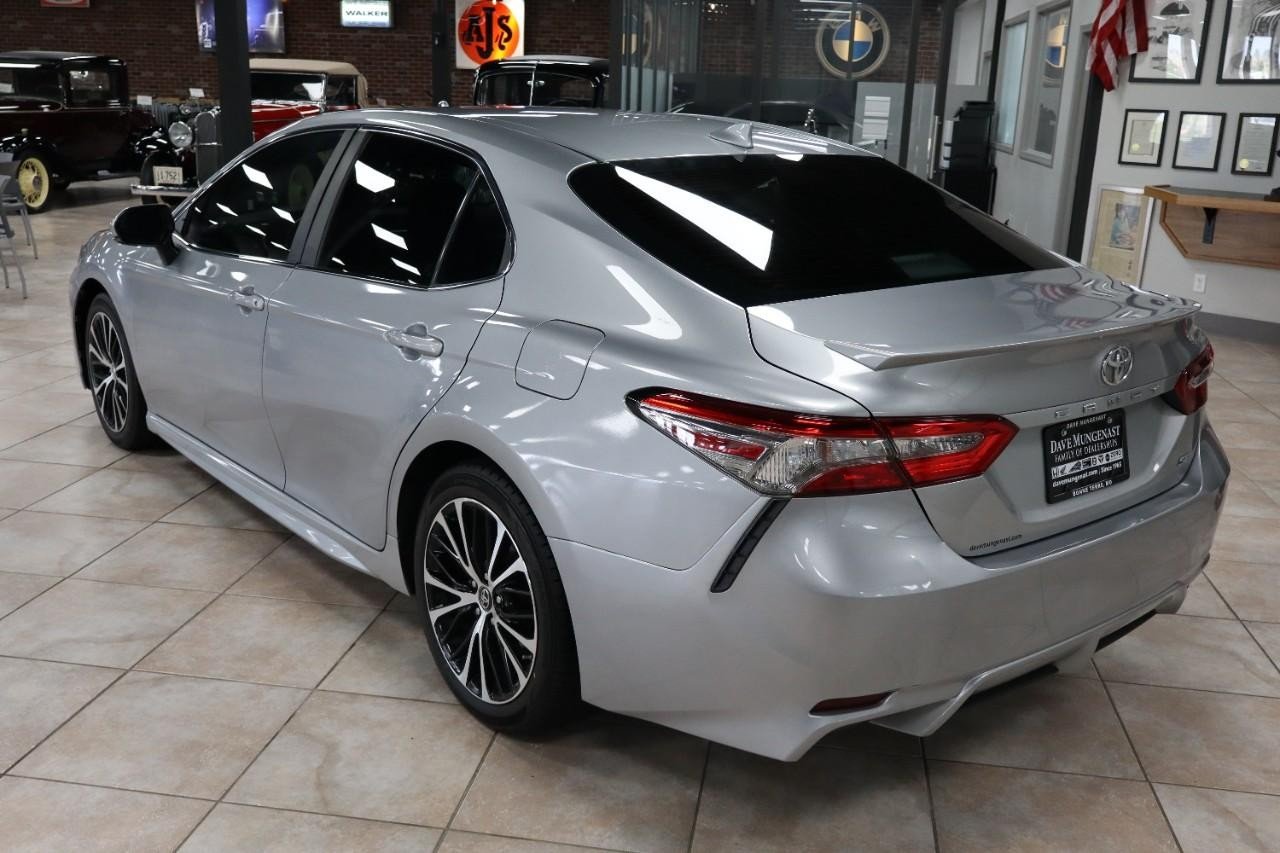 2019 Toyota Camry SE XLE photo 3