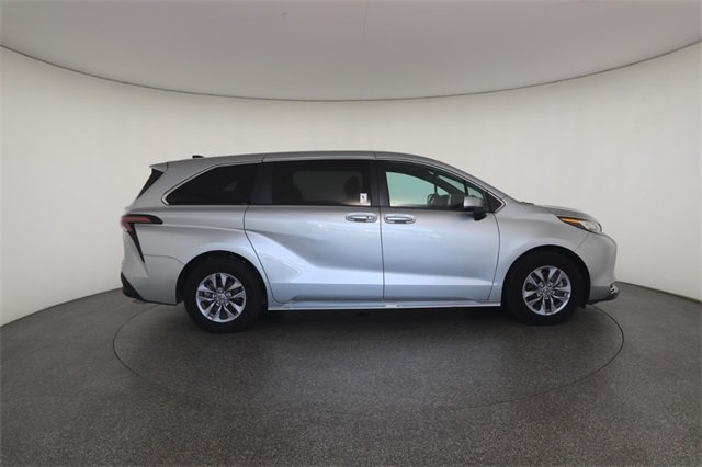 2023 Toyota Sienna XLE photo 23