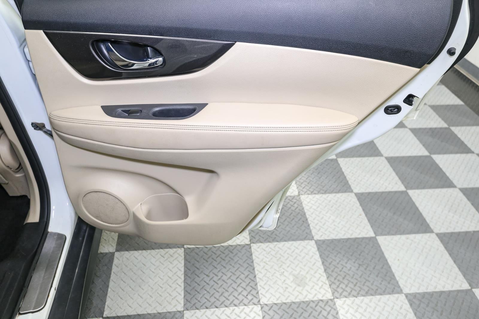2019 Nissan Rogue SV photo 19