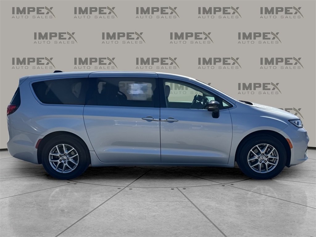 2024 Chrysler Pacifica Touring L photo 6