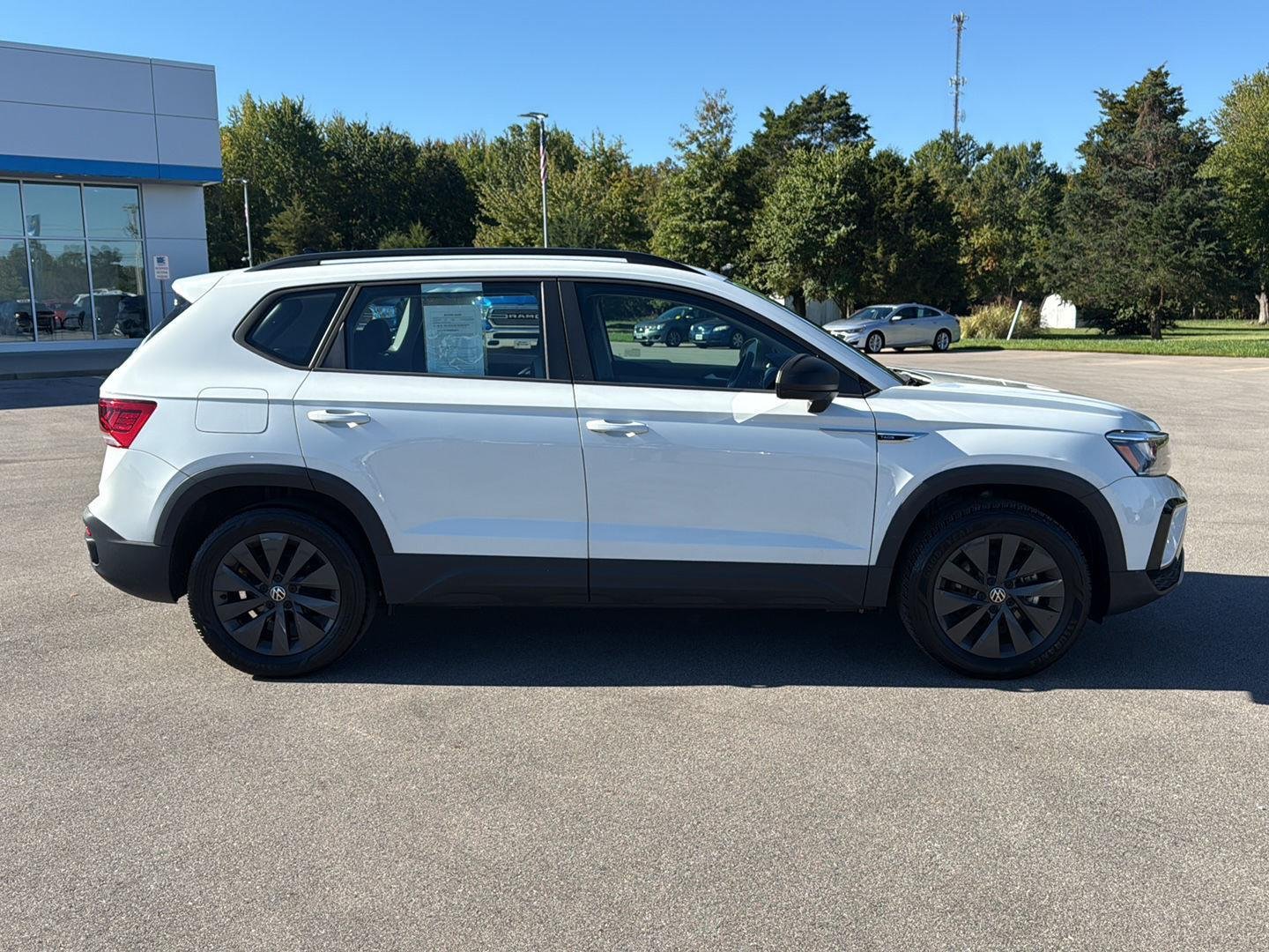 2022 Volkswagen Taos S photo 2