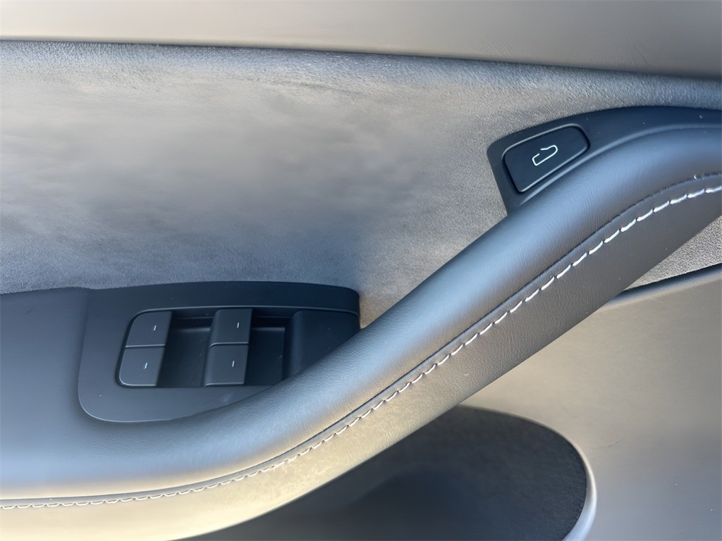 2024 Tesla Model Y Standard Range photo 19