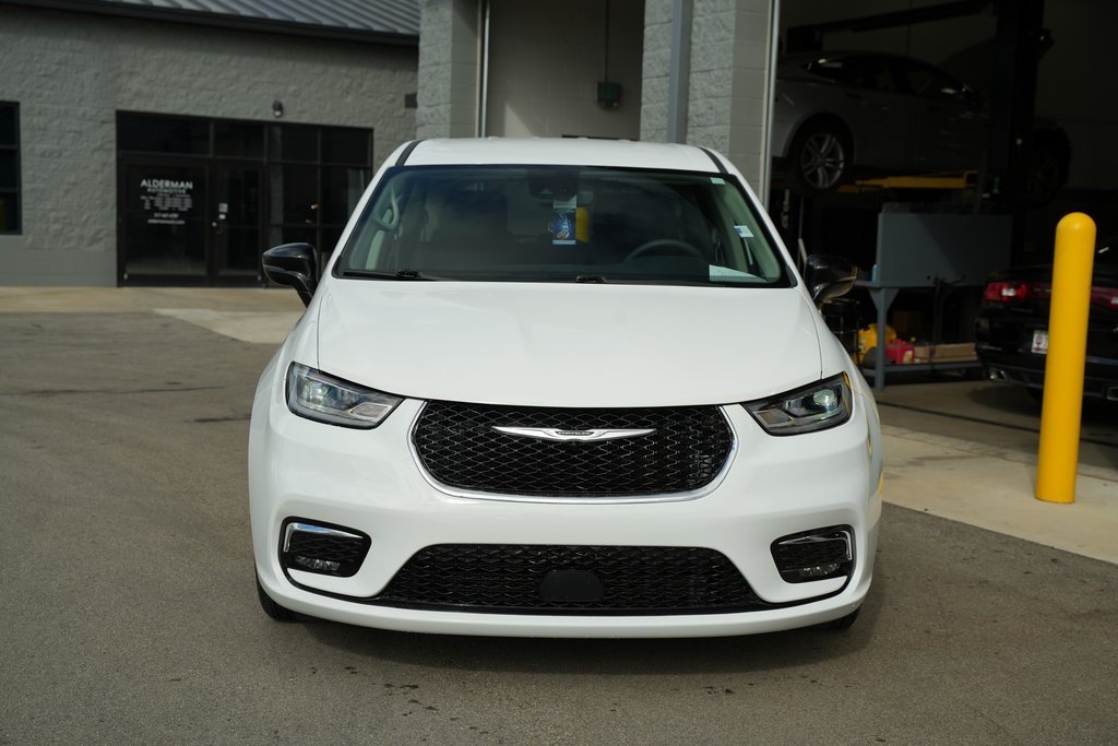 2024 Chrysler Pacifica Hybrid photo 2